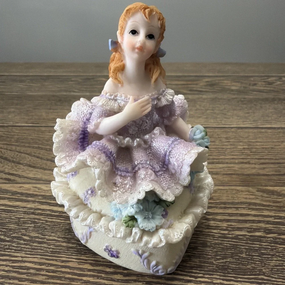 VTG Purple Girl Figure Heart Keepsake Jewelry Trinket Ring Box Gorgeous!